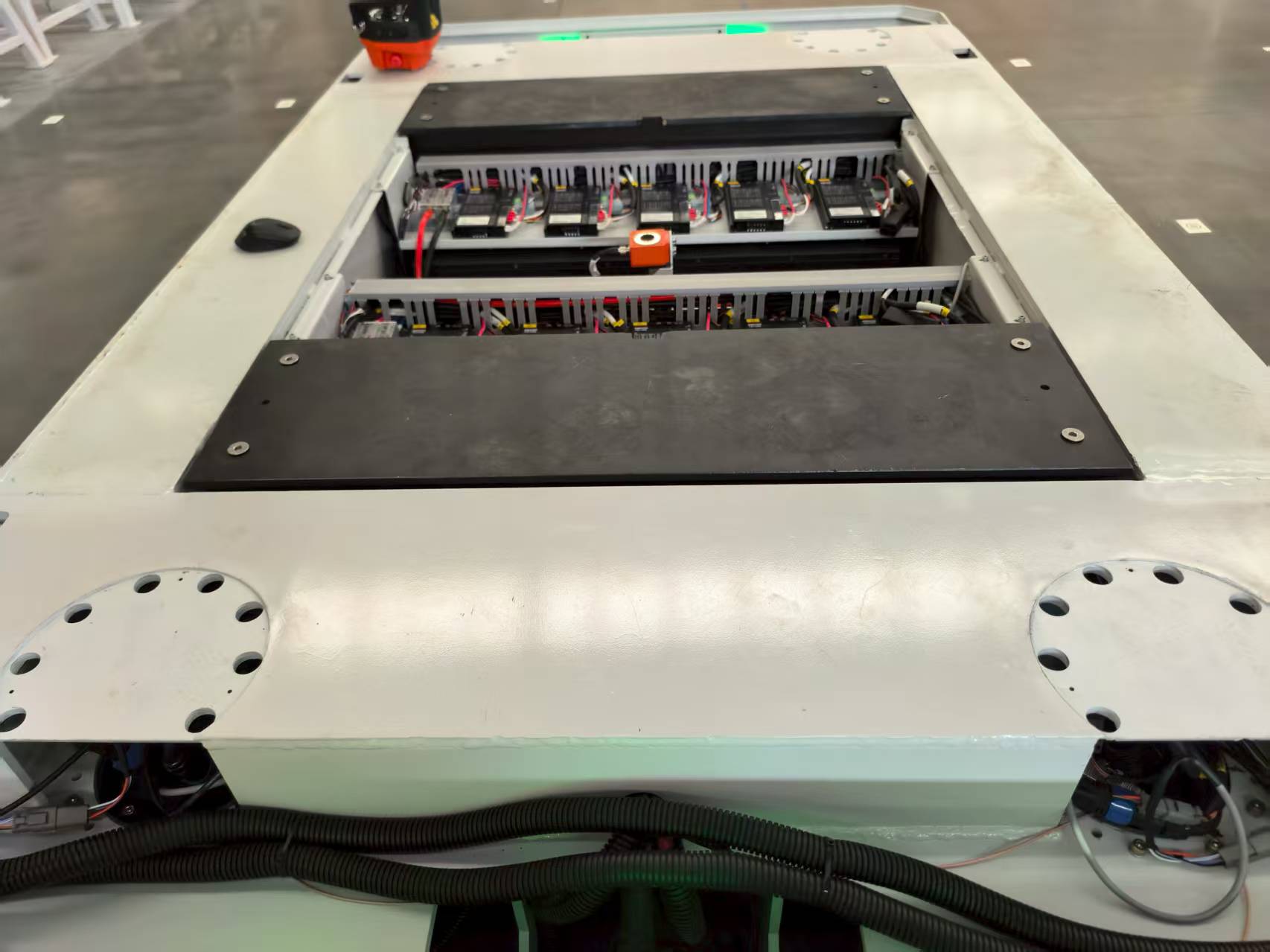 Accessible electrical control system inside BECHUR equipment